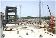 2004年7月7日　先行上棟部分の梁設置完了。
