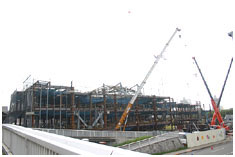 2004年7月28日　東棟中央上部の大廂設置状況。