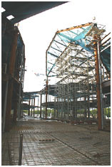 2004年8月5日　ブリッジの設置位置より大廂を見上げる。