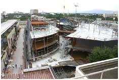 2004年8月18日　CREO屋上から眺めた鉄骨建方完了の様子。